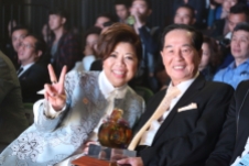 2013年AHMA終身成就獎-姚達明先生與AHMA創辦人葉惠敏小姐合照